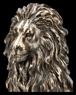 Sitzende Löwen Figur Auf Schwarzem Monolith -Veronese 2D FS16158 Sitzende Loewen Figur auf schwarzem Monolith 2 1280x1280