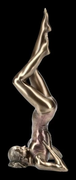 Weibliche Yoga Figur - Salamba Sarvangasana Stellung