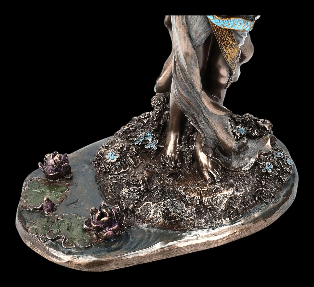 Isis Figur an Teich mit ausgebreiteten Schwingen Isis Figur An Teich Mit Ausgebreiteten Schwingen -Veronese 2D FS25090 ISIS Figur an Teich mit ausgebreiteten