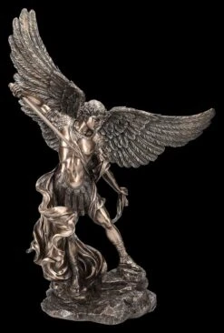 Erzengel Michael Figur Holt Mit Schwert Aus