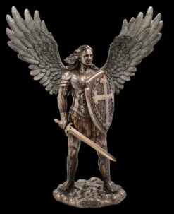 Erzengel Michael Statue In Epischer Pose