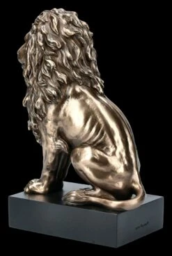 Sitzende Löwen Figur Auf Schwarzem Monolith -Veronese FS16158 Sitzende Loewen Figur auf schwarzem Monolith 5 1280x1280