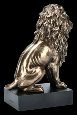 Sitzende Löwen Figur Auf Schwarzem Monolith -Veronese FS16158 Sitzende Loewen Figur auf schwarzem Monolith 8 1280x1280