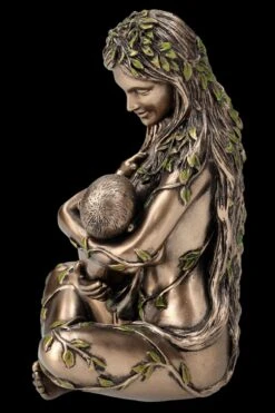 Gaia Figur Klein - Säugt Baby -Veronese FS26400 Gaia Figur klein s ugt Baby 4 1280x1280