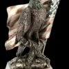 Adler Figur Sitzt Vor US Flagge