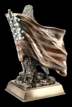 Adler Figur Sitzt Vor US Flagge -Veronese KS6432 Adler Figur sitzt vor US Flagge 5 1280x1280
