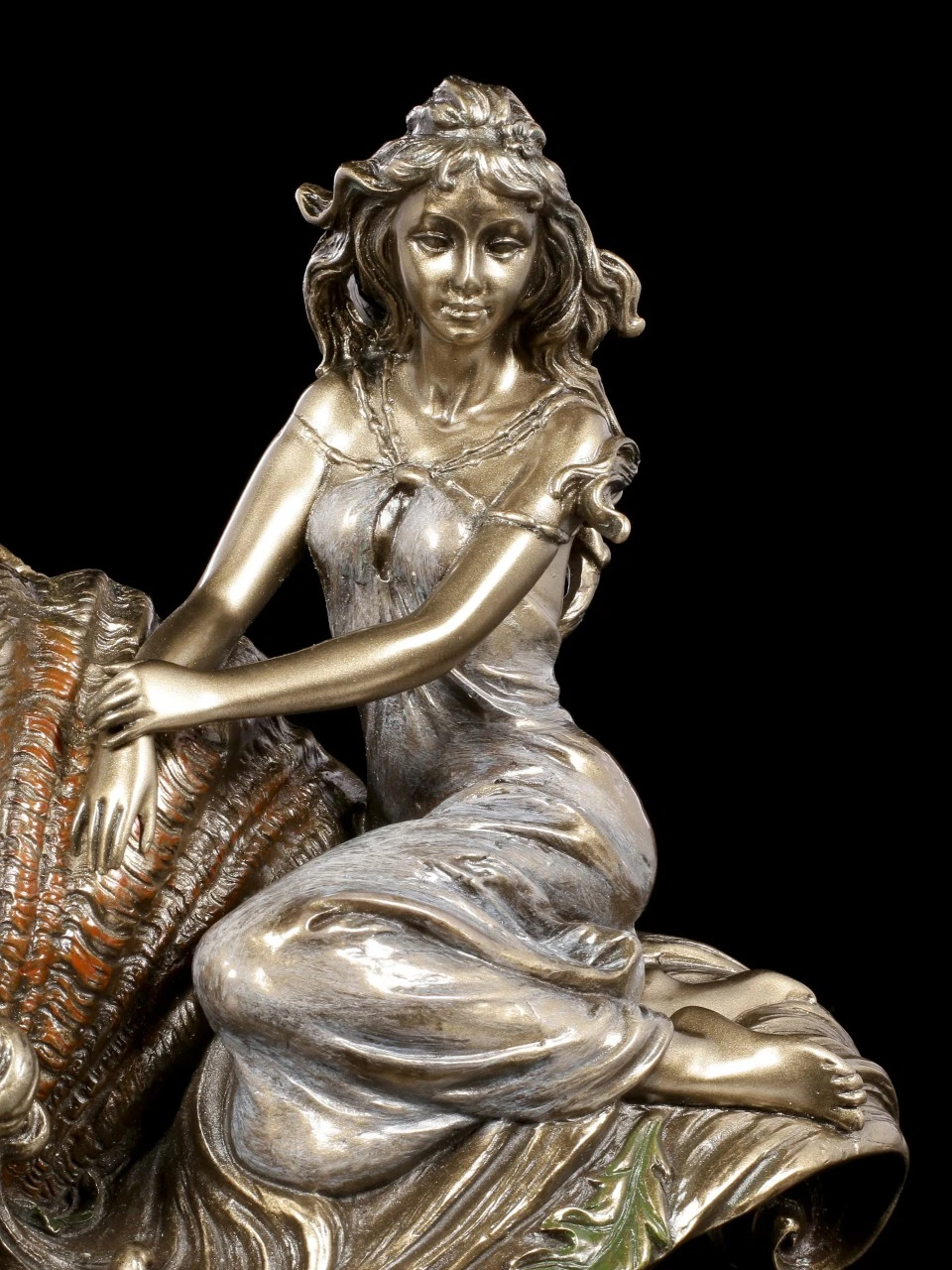 Serviettenhalter - Frau sitzt neben Muschel Serviettenhalter - Frau Sitzt Neben Muschel -Veronese Serviettenhalter Frau Sitzt Neben Muschel